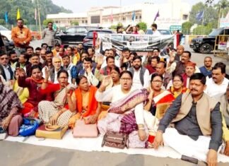 कांग्रेस कार्यालय पर प्रदर्शन कर भाजपा ने कहा, इनके मुंह से अच्छी नहीं लगती भ्रष्टाचार की बातें कांग्रेस कार्यालय पर प्रदर्शन