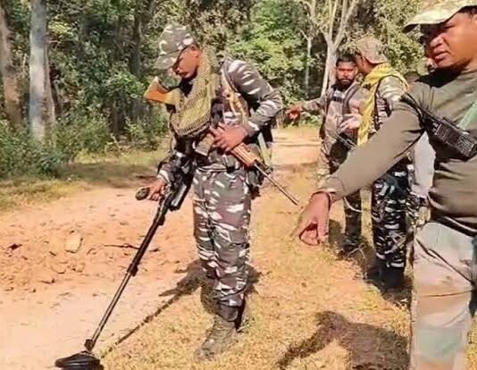 छत्तीसगढ़ में सीएम के शपथ ग्रहण से पहले हुआ नक्सली हमला, जवान शहीद नक्सली हमला