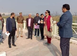 निरीक्षण में कमिश्नर को वेटलैंड के काम व पार्क के टेंडर में मिली गड़बड़ी, LDA इंजीनियर को दी प्रतिकूल प्रवृष्टि म्यूजिकल पार्क