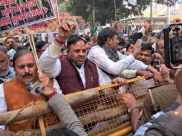 रालोद ने किया लखनऊ में प्रदर्शन, उठाई किसानों का बकाया देने व पुलिस भर्ती में आयु सीमा बढ़ाने की मांग रालोद का प्रदर्शन