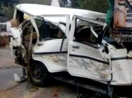 ट्रक की टक्कर में शादी से लौट रहे कारसवार छह लोगों की दर्दनाक मौत भीषण सड़क हादसा