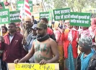 प्रदर्शन करते आदिवासी