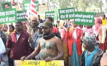 प्रदर्शन करते आदिवासी