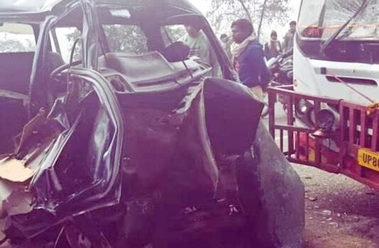 स्कूल वैन की कैंटर व रोडवेज बस से भीषण टक्कर, दो बच्चों समेत तीन की मौत, छह मासूम घायल स्कूल वैन को टक्कर