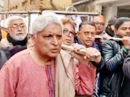 सुपुर्द-ए-खाक हुए मुनव्वर राना, जावेद अख्तर ने दिया जनाजे को कंधा