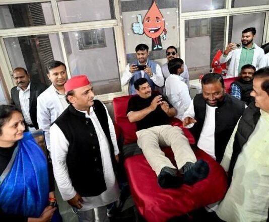 स्वामी प्रसाद मौर्या के जन्मदिन पर KGMU रक्तदान शिविर में पहुंचे सपा सुप्रीमो अखिलेश रक्तदान शिविर में अखिलेश