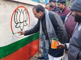 भाजपा के वरिष्ठ नेता दीवारों पर ‘खुद लिख रहें एक बार फिर से मोदी सरकार’ खुद लिख रहें नारा