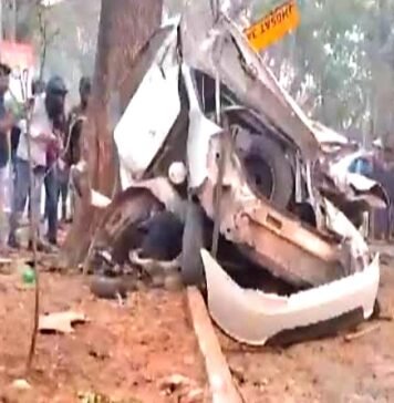 दर्दनाक: न्यू ईयर का जश्न मना लौैट रहे युुवकों की तेज रफ्तार डिवाइडर से टकराई, छह दोस्तों की मौत, दो घायल न्यू ईयर का जश्न