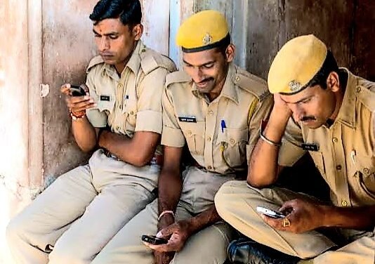 सुरक्षा ड्यूटी में मोबाइल