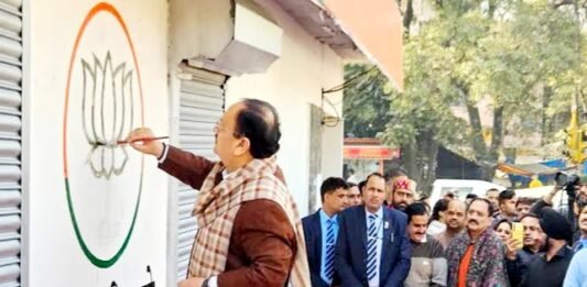 दीवार पर कमल बना जेपी नड्डा ने किया भाजपा की वॉल राइटिंग कार्यक्रम की शुरुआत भाजपा वॉल राइटिंग