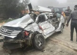 ट्रक में घुसी कार