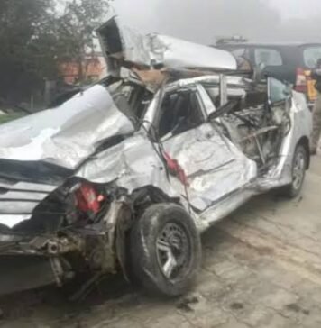 ट्रक में घुसी कार