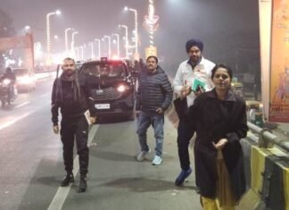 सड़क पर अफसर