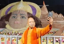 योगी ने ली सेल्फी