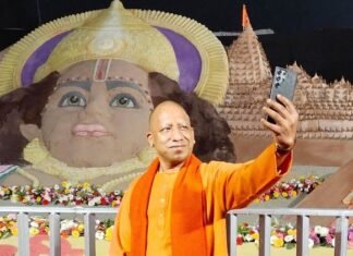 योगी ने ली सेल्फी