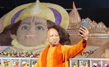 योगी ने ली सेल्फी