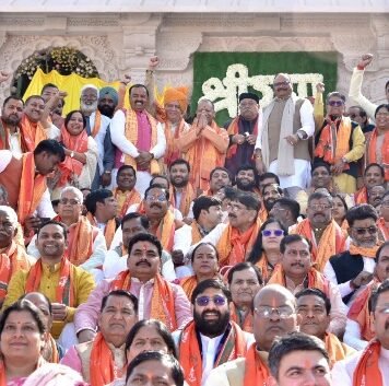 मंत्री-विधायकों के साथ CM योगी ने किया रामलला का दर्शन