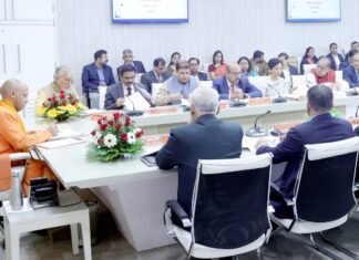 बैठक करते योगी
