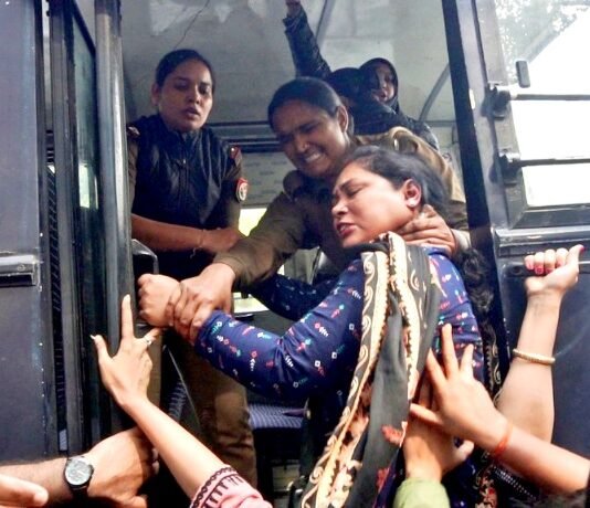 केजरीवाल को समन व संजय सिंह की गिरफ्तारी के खिलाफ AAP का प्रदर्शन, पुलिस ने हिरासत में लिया आप का प्रदर्शन