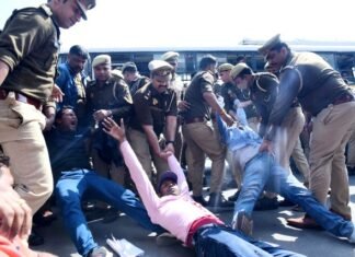धसीटकर ले जाती पुलिस