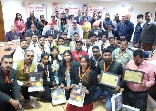 अयोध्या का इतिहास बताएंगे कई भाषाओं के जानकार गाइड, पर्यटन मंत्री ने दिया आइकार्ड व लाइसेंस अयोध्या प्रशिक्षित गाइड
