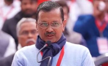 प्रदर्शन में केजरीवाल