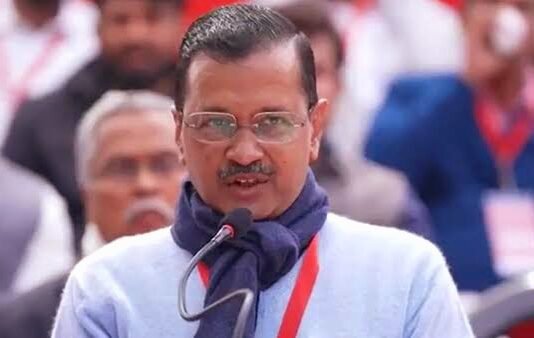 केरल CM के धरने में शामिल हो केजरीवाल ने कहा, विपक्ष को परेशान करने के हर हथकंडे अपना रही मोदी सरकार प्रदर्शन में केजरीवाल