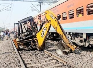 ट्रेन जेसीबी टक्‍कर