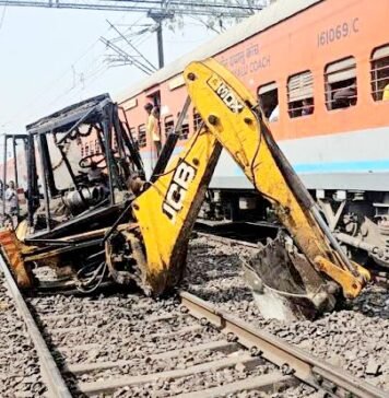 ट्रेन जेसीबी टक्‍कर