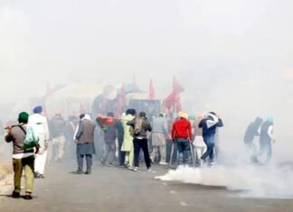 किसानों पर आंसू गैस