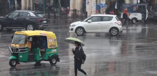 बदला मौसम का मिजाज, लखनऊ समेत कई जिलों में बरसे बादल लखनऊ में बारिश