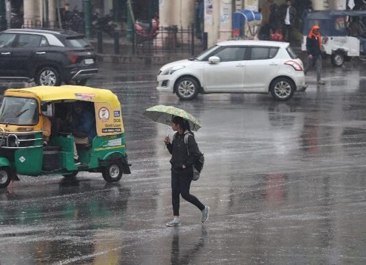 बदला मौसम का मिजाज, लखनऊ समेत कई जिलों में बरसे बादल लखनऊ में बारिश