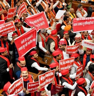 अभिभाषण पर सपा ने लगाए गो बैक के नारे, तो बोंलीं राज्यपाल, कौन जाएगा ये बाद में चलेगा पता विधानसभा में प्रदर्शन