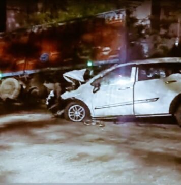 ट्रक में घुसी कार