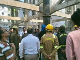 अफसरों से परेशान बुजुर्ग