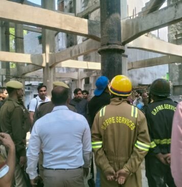 अफसरों से परेशान बुजुर्ग जान देन के लिए पानी की टंकी पर चढ़ा, पुलिस ने बचाया अफसरों से परेशान बुजुर्ग
