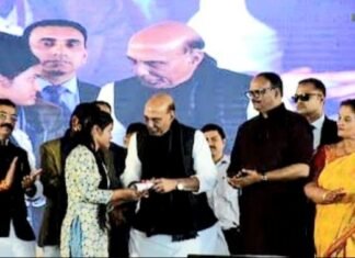 कौशल महोत्सव में चयनित युवाओं को सर्टिफिकेट दे रक्षामंत्री ने कहा, रोजगार से सुधरेगी लाइफ स्टाइल कौशल महोत्सव रोजगार मेले