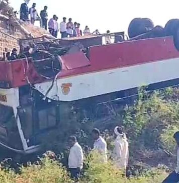 महाराष्ट्र में बड़ा हादसा, पुल से गिरी बस, 30 यात्री घायल पुल से गिरी बस
