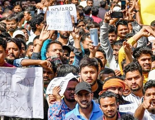 पेपर लीक के बाद अब RO-ARO की परीक्षा भी कैंसिल, योगी सरकार ने आखिरकार मानी अभ्यर्थियों की मांग RO ARO परीक्षा