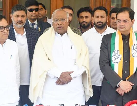 कांग्रेस में शामिल होकर बोले भाजपा सांसद बृजेंद्र सिंह, किसान-अग्निवीर व महिला पहलवानों के मुद्दों पर थे बीजेपी से मतभेद सांसद बृजेंद्र सिंह