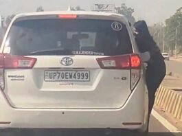 इनोवा से लटकी युवती