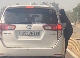 इनोवा से लटकी युवती