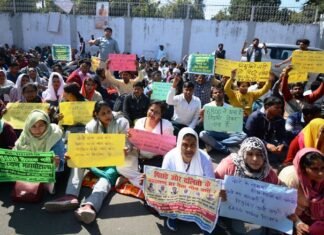 69 हजार शिक्षक भर्ती के दलित-OBC अभ्यर्थियों ने शिक्षा मंत्री के आवास पर प्रदर्शन कर खुद को बताया मोदी का परिवार शिक्षा मंत्री आवास प्रदर्शन