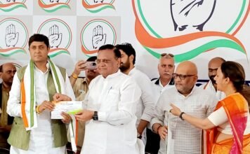 सपा छोड़ समर्थकों संग कांग्रेस में शामिल हो बोले उज्जव रमण सिंह, भाजपा को राष्ट्रीय स्तर पर कांग्रेस ही हरा सकती