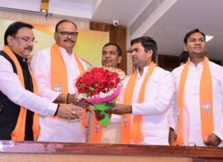 पूर्व सीएम रामनरेश यादव के बेटे व सपा-बसपा के पूर्व सांसदों व विधायकों ने थामा भाजपा का दामन रामनरेश यादव के बेटे
