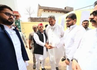 गाजीपुर में मुख्तार अंसारी के घर पहुंचे अखिलेश यादव, परिजनों को दी सांत्वना मुख्तार अंसारी अखिलेश यादव