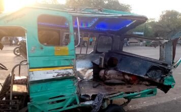 PGI में तेज रफ्तार कंटेनर ने टैंपो-ऑटो को कुचला, मरीज देखने जा रहे युवक व बुजुर्ग की दर्दनाक मौत, दस घायल तेज रफ्तार कंटेनर