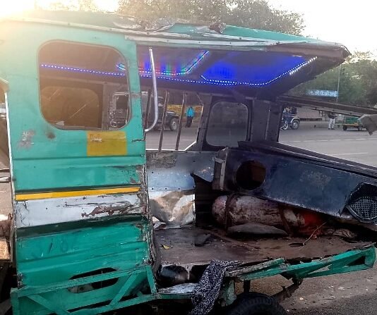 PGI में तेज रफ्तार कंटेनर ने टैंपो-ऑटो को कुचला, मरीज देखने जा रहे युवक व बुजुर्ग की दर्दनाक मौत, दस घायल तेज रफ्तार कंटेनर