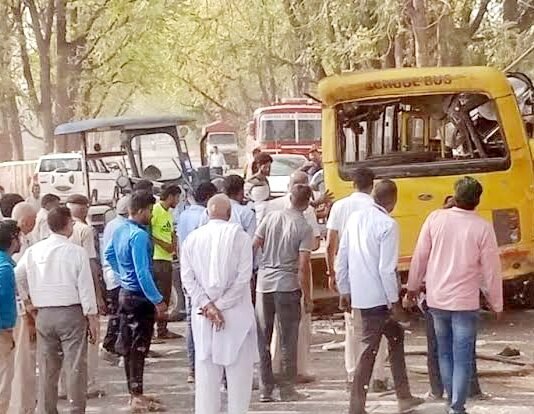तेज रफ्तार स्कूल बस पलटने से छह बच्चों की दर्दनाक मौत, दर्जनों घायल, दस की हालत गंभीर स्कूल बस पलटने