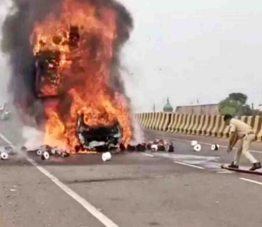कार में लगी आग